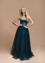 Lade das Bild in den Galerie-Viewer, Kleid „Flora“
