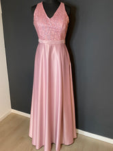 Lade das Bild in den Galerie-Viewer, Kleid „Janna“
